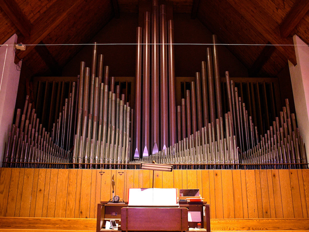 Organ console and pipes