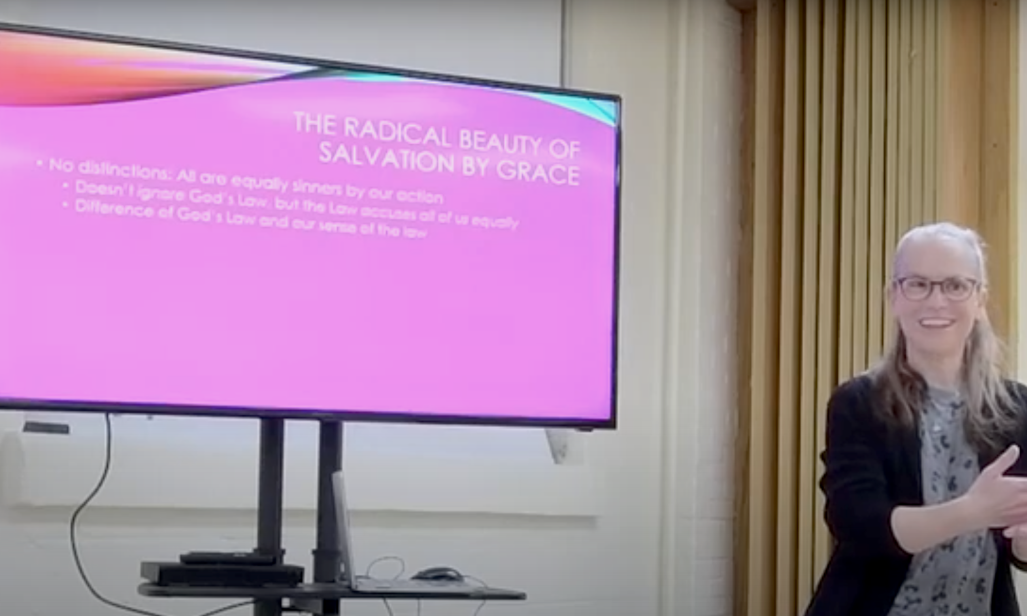 Pastor Kelley Ketcham leads a discussion during the Lenten Series